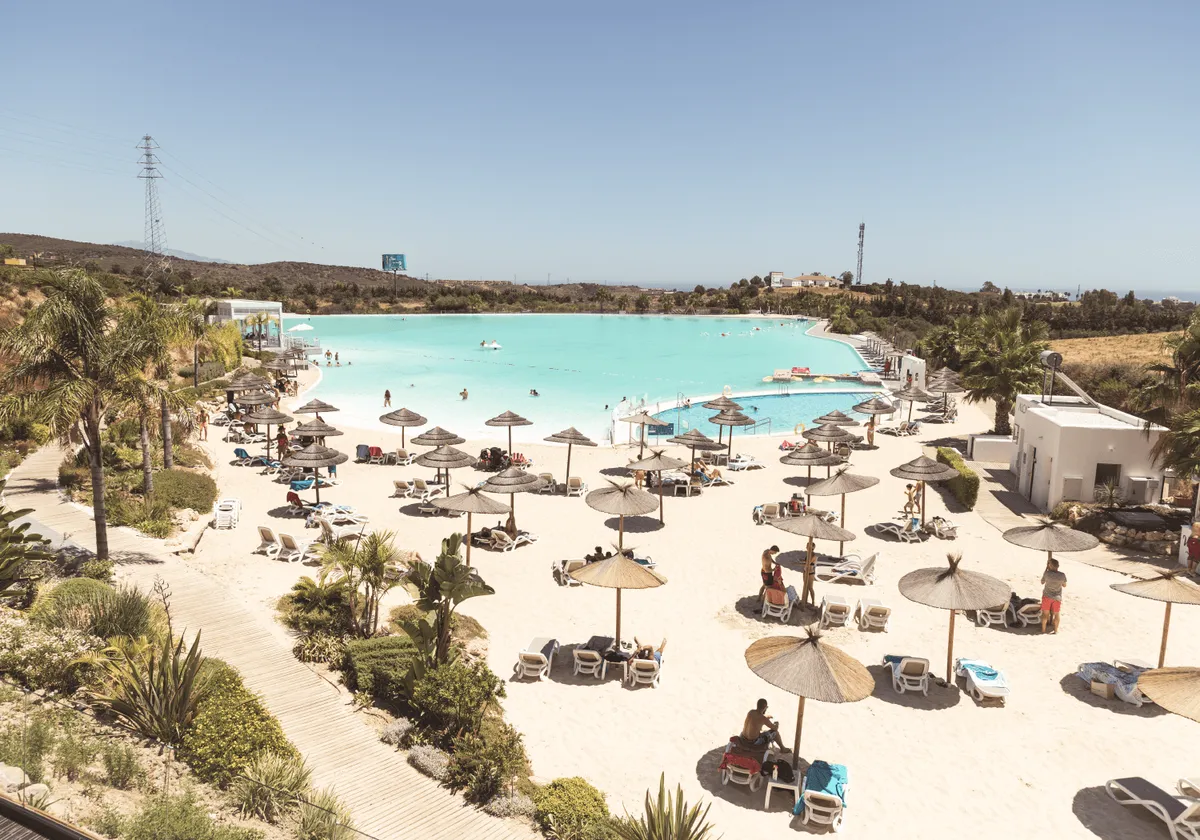 Plan familiar en Alcazaba Lagoon en Casares con laguna artificial, playa y zonas de descanso cerca de Estepona