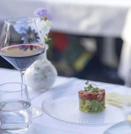 Copa de vino y plato individual en La Viña Marbella para cócteles y eventos de empresa.